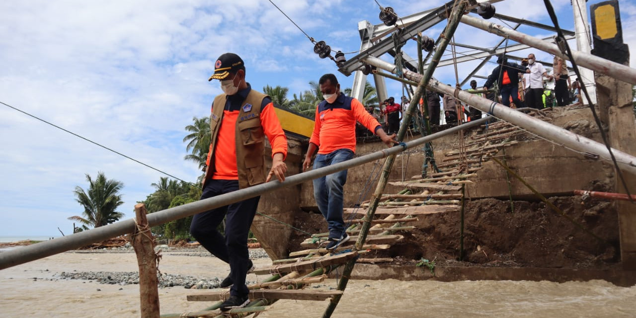 Giat Penanganan Banjir Bandang, Kepala BNPB Tinjau Lokasi Terdampak