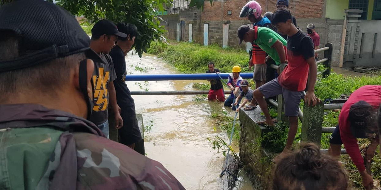 Banjir Telah Surut, BPBD Kabupaten Luwu Utara bersama Masyarakat dan Perangkat Daerah Gotong Royong Bersihkan Material Pascabanjir