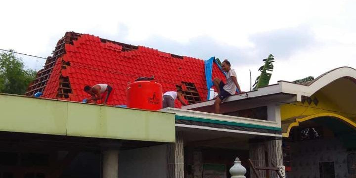 Warga Mayahan Perbaiki Atap Rumah Usai Angin Kencang