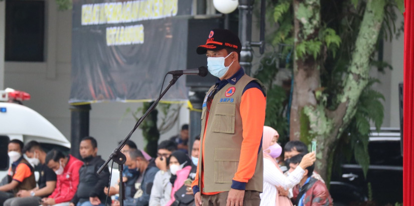 Ingatkan Disiplin Protokol Kesehatan, Kepala BNPB Bagikan Masker Kepada Warga Bandung