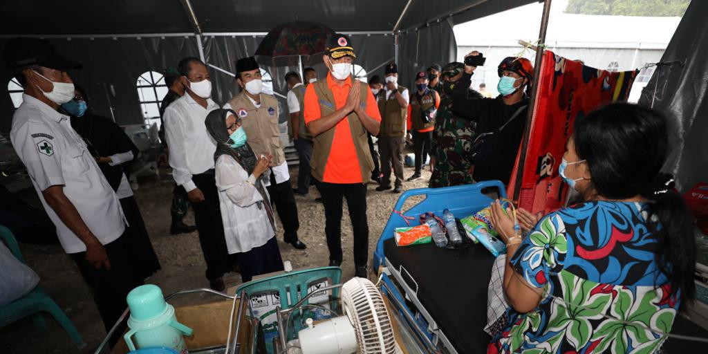 Tinjau RS Darurat Lapangan Mamuju, Ketua Satgas Serahkan Dukungan Senilai 4 Miliar