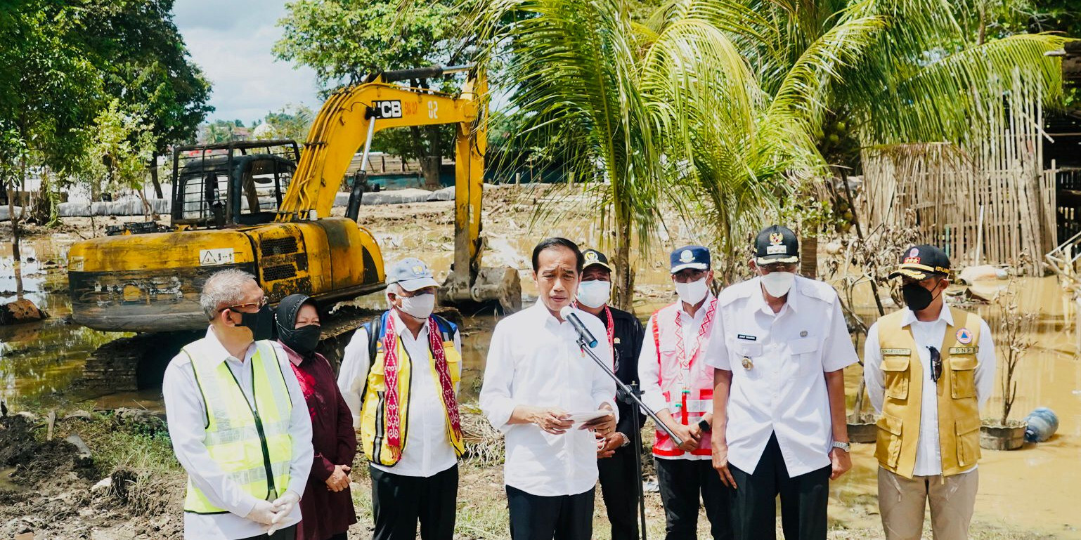 Presiden Tinjau Pembangunan Tanggul Pengendali Banjir dan Serahkan Bantuan Sosial