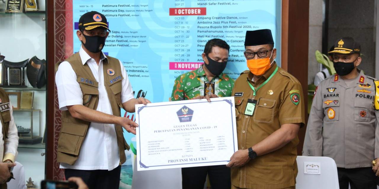 Kunjungan Kerja ke Ambon, Doni Monardo Titip Pesan Kearifan Lokal dan Serahkan Bantuan untuk Tangani COVID-19