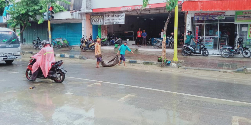 Berangsur Surut, Tim Gabung dan Warga Bahu-Membahu Bersihkan Sisa Material Banjir di Pamekasan