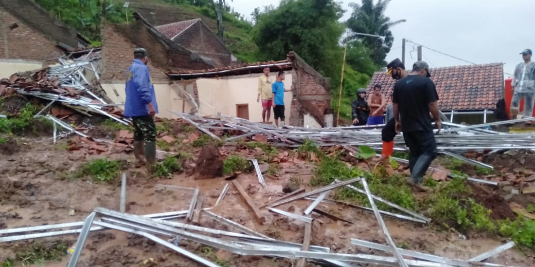 Tanah Longsor Diperkirakan Timbun 12 Warga Cihanjuang