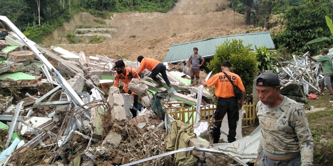 [UPDATE] Pasca Tanah Longsor, BPBD Deli Serdang Lakukan Pembersihan Material