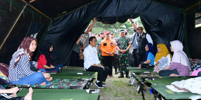 Presiden Jokowi Kunjungi Tenda Pengungsi Korban Gempa di Cianjur