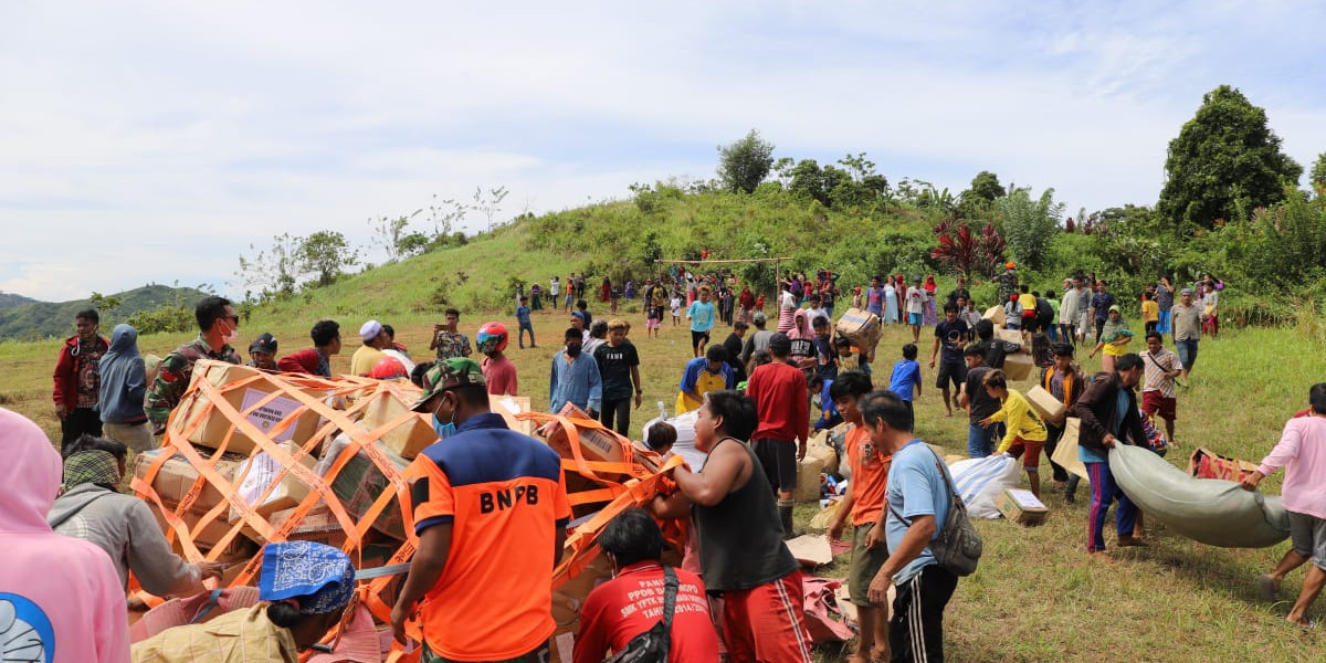 Warga Desa Terisolir Ucapkan Terima Kasih Saat Bantuan Tiba