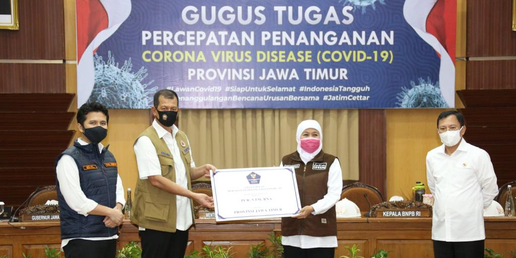 Tangani COVID-19 Jatim, Gugus Tugas Serahkan Bantuan Langsung Alkes Hingga Robot Disinfektan