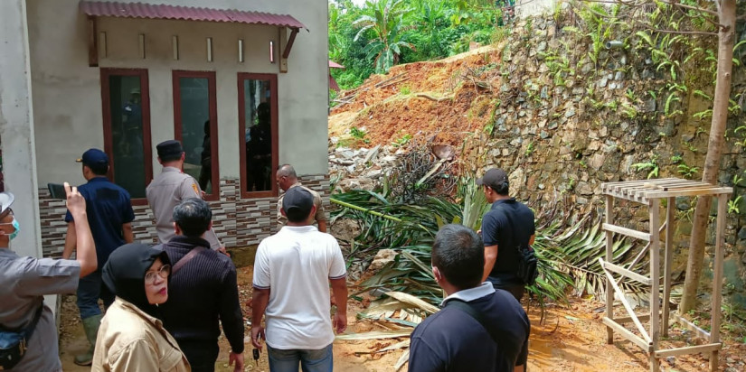 16 Warga Mengungsi Akibat Banjir dan Longsor di Singkawang