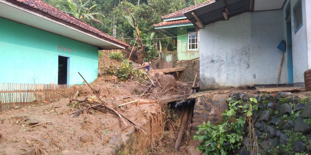 Lima Rumah Warga Cianjur Rusak Berat Diterjang Tanah Longsor