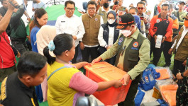 Sambangi Pengungsi di Stadion Manakarra, Kepala BNPB Bagikan Sembako Hingga Rendang