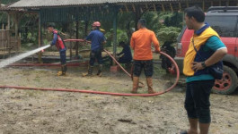 Banjir Surut, BPBD dan Warga Cibitung Lakukan Pembersihan Material