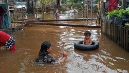 Banjir Sanggau Masih Menggenang, Tim Gabungan Tetap Bersiaga