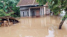 Dua Anak Beranjak Remaja Hanyut Saat Banjir di Lampung Selatan