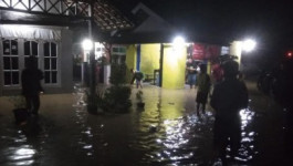 Warga Tiga Kecamatan Bersihkan Material Sampah Banjir Kota Cirebon