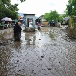 [Update] -  Banjir Sudah Surut, Warga Lakukan Pembersihan Rumah Pascabanjir di Kota Jayapura