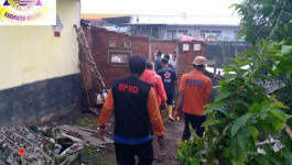 Angin Kencang Mengakibatkan Sejumlah Rumah Warga Cilacap Rusak