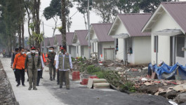 Kepala BNPB Meninjau Progres Pembangunan Huntara dan Huntap di Desa Sumber Mujur, Lumajang, Jatim