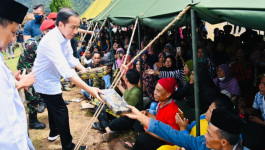 Presiden Berikan Bantuan kepada Para Pengungsi Terdampak Gempa Bumi di Cianjur