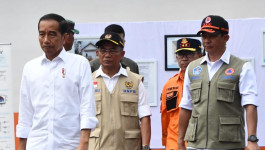 Presiden Serahkan Dana Stimulan Bagi Warga Terdampak Gempabumi M 5.6 Cianjur