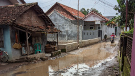 Pascabanjir Cirebon, Warga Bersama Tim Gabungan Bersihkan Sisa Material Lumpur