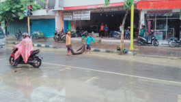 Berangsur Surut, Tim Gabung dan Warga Bahu-Membahu Bersihkan Sisa Material Banjir di Pamekasan