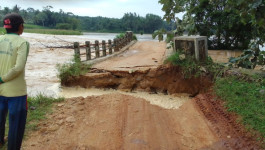 Banjir Sendang Ayu di Kabupaten Lampung Tengah Akibatkan Satu Jembatan Rusak