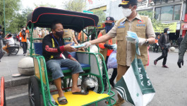 Ketua Satgas Suharyanto Bagikan Masker di Yogyakarta