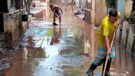 [UPDATE]: Banjir Pasuruan Berangsur Surut, Warga Bersihkan Sisa Lumpur