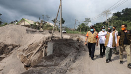 BNPB Salurkan Bantuan dan Tinjau Lokasi Terdampak APG Semeru