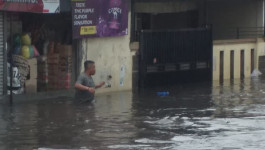 Warga Cimahi Bersihkan Sisa Material Pascabanjir