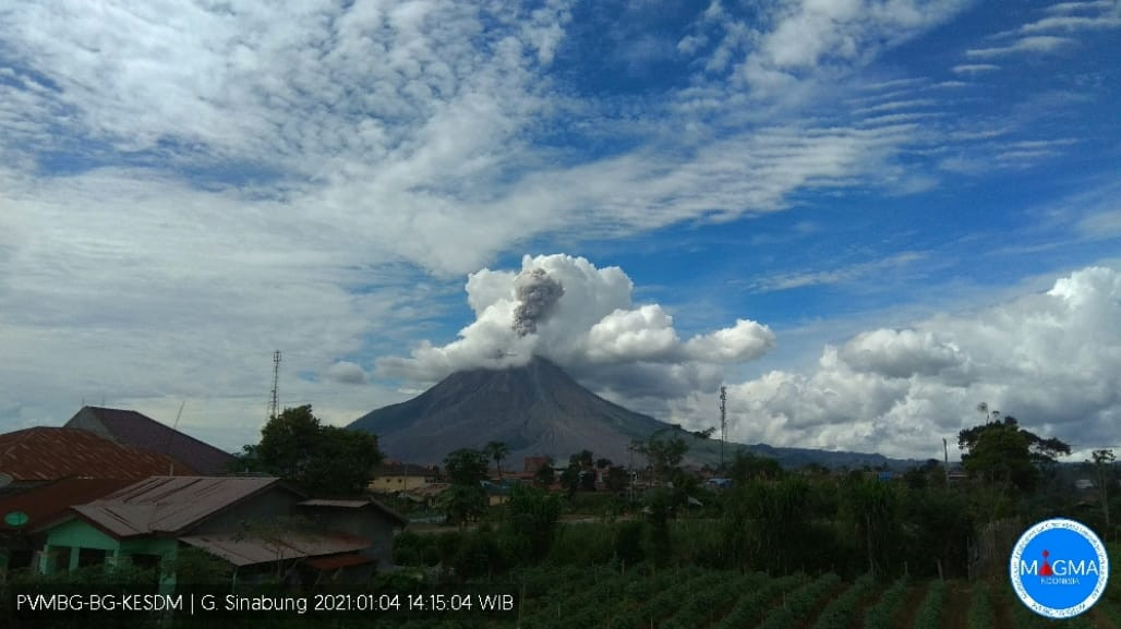 Gunungapi Sinabung Bererupsi Tiga Kali, Kolom Abu Teramati Setinggi 1.000 Meter