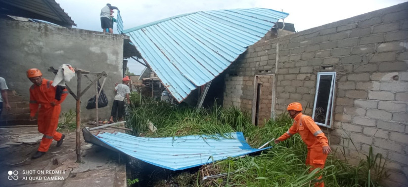 Angin Kencang Rusak Enam Rumah Warga di Tanjung Pinang