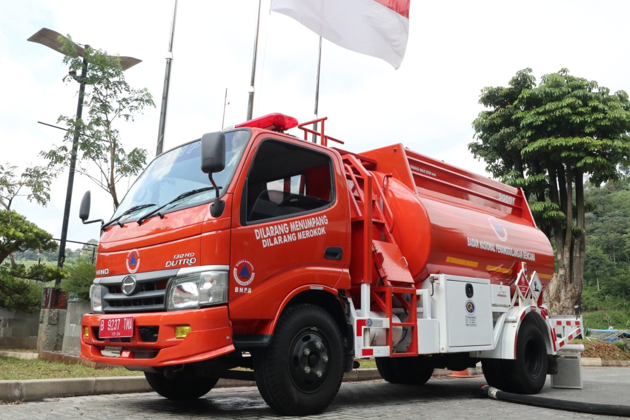 BNPB Memberikan Bantuan Mobil Tangki Avtur untuk Mobilisasi Helikopter Penanganan Karhutla