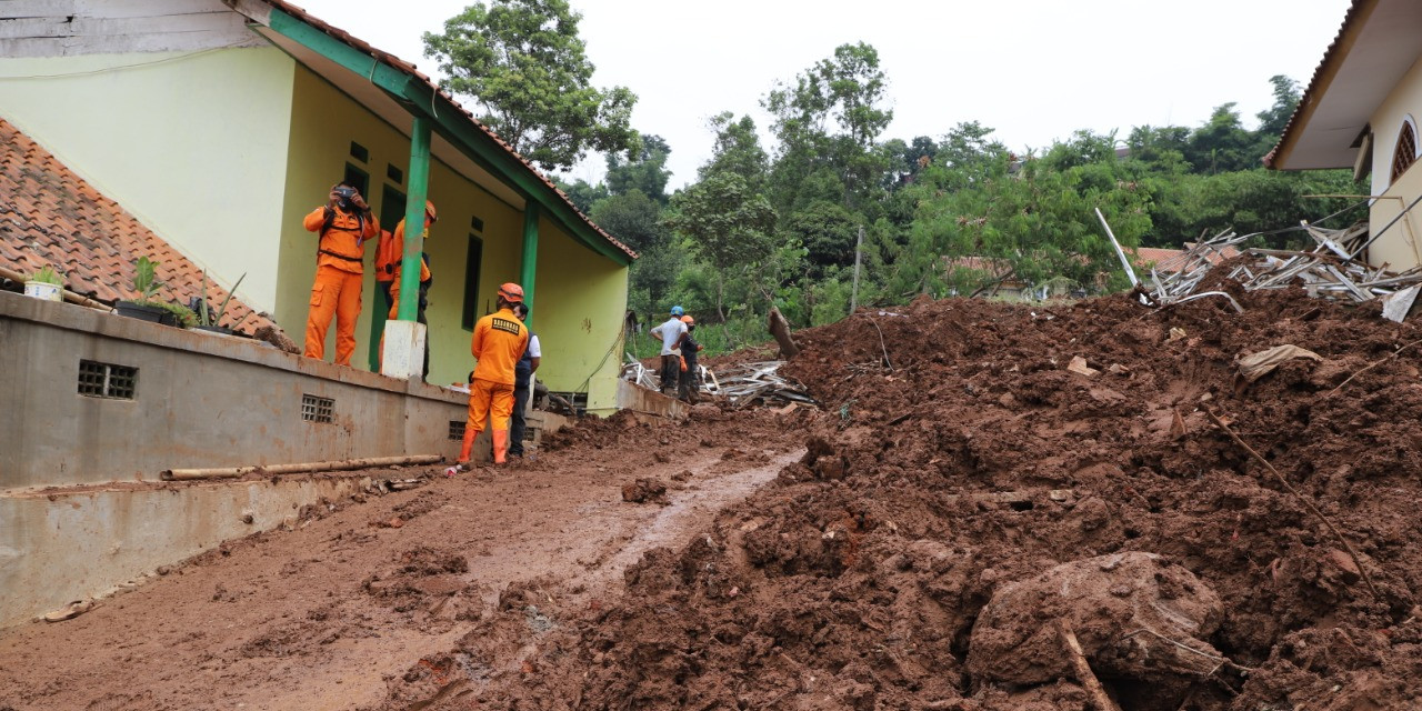 Relokasi Warga Terdampak Pascalongsor Cihanjuang