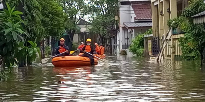 Kali Angke Meluap Rendam Permukiman Warga di Kota Tangerang