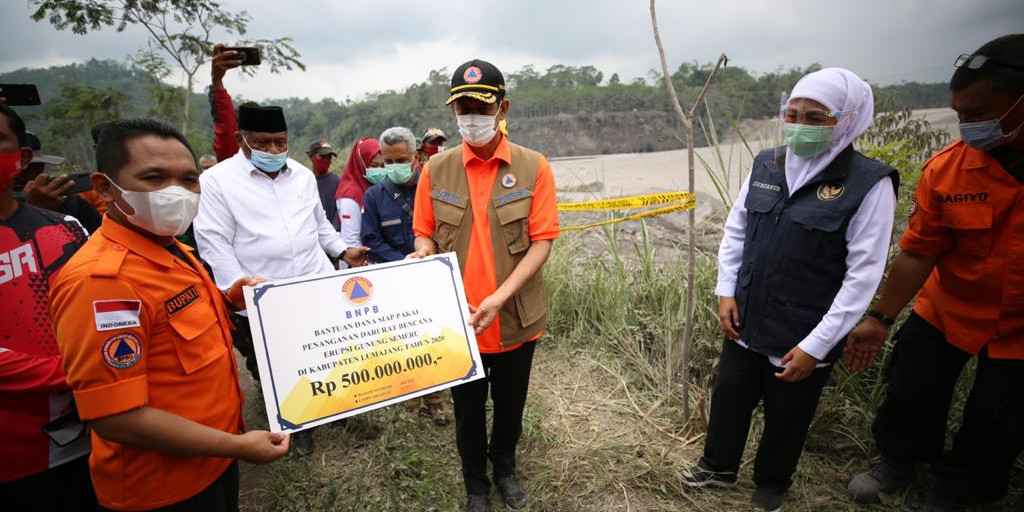 Tinjau Penanganan Erupsi Gunung Semeru, Kepala BNPB Serahkan Bantuan 500 Juta