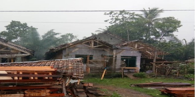 Sebelas Rumah Warga Kabupaten Pandeglang Rusak Berat Akibat Angin Kencang