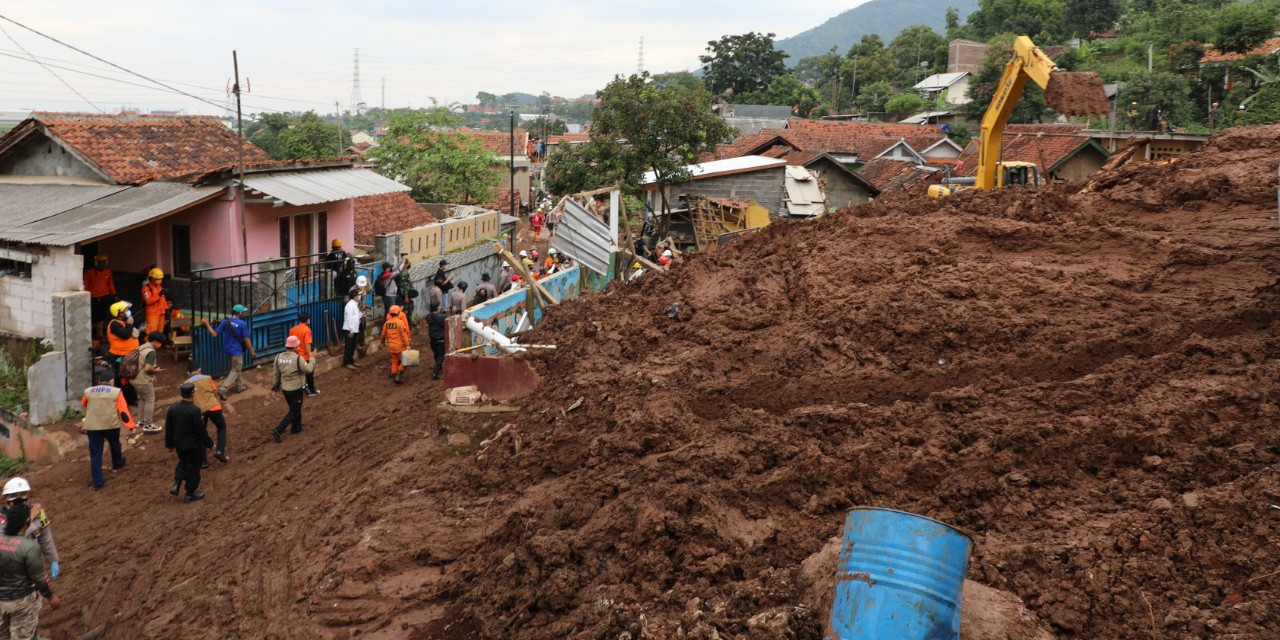 [UPDATE] - 36 Korban Meninggal Dunia dan 4 Orang Masih Hilang Pasca Longsor Sumedang