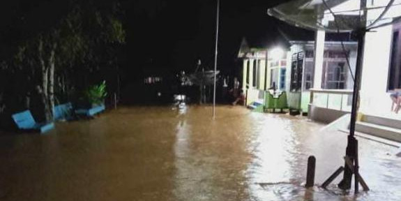 Sungai Bakah Meluap Rendam Permukiman Warga Melawi