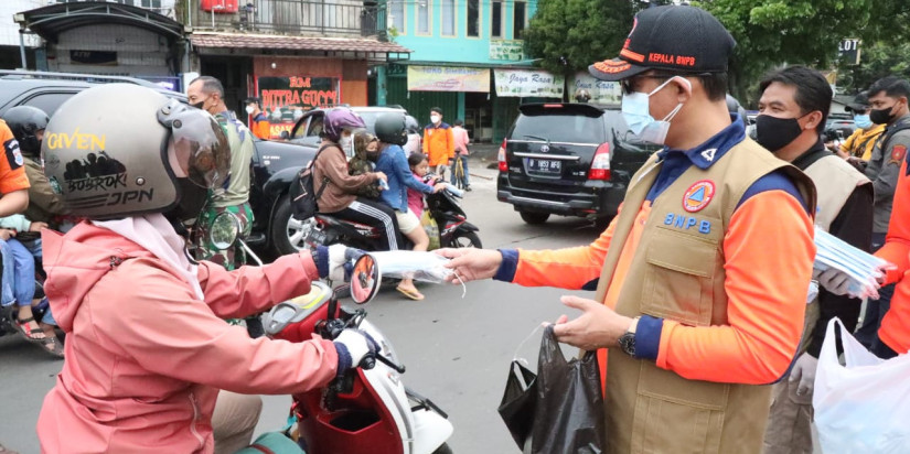 Kembali Turun ke Jalan, Kepala BNPB Ingatkan Pentingnya Memakai Masker pada Masyarakat Cimahi