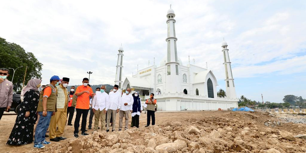 Tinjau Pantai Padang, Doni Monardo Melihat Tempat Bermainnya Kala Muda Rusak Oleh Abrasi