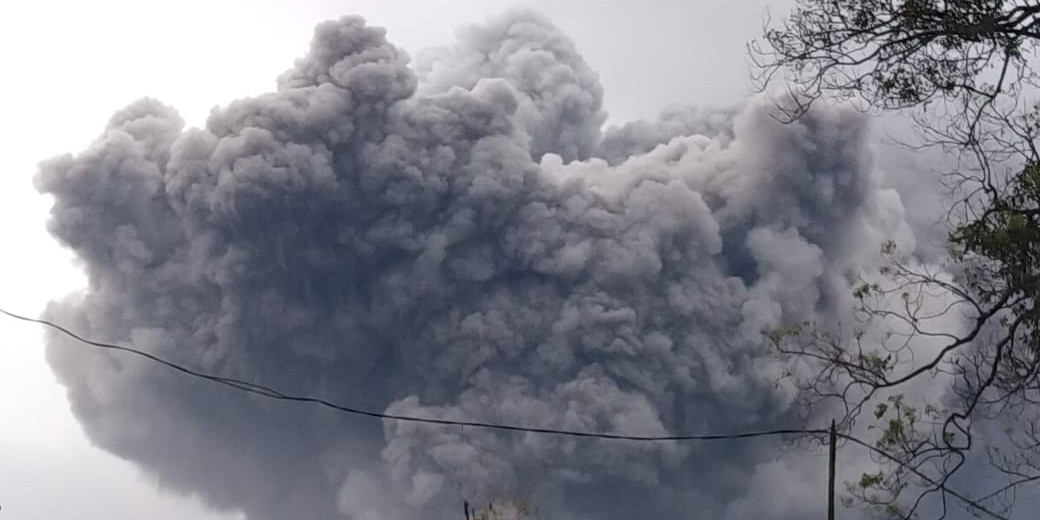 Gunung Semeru Kembali Keluarkan Awan Panas Guguran Sejauh 4,5 Kilometer