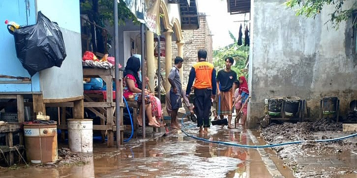 [UPDATE]: Banjir Pasuruan Berangsur Surut, Warga Bersihkan Sisa Lumpur