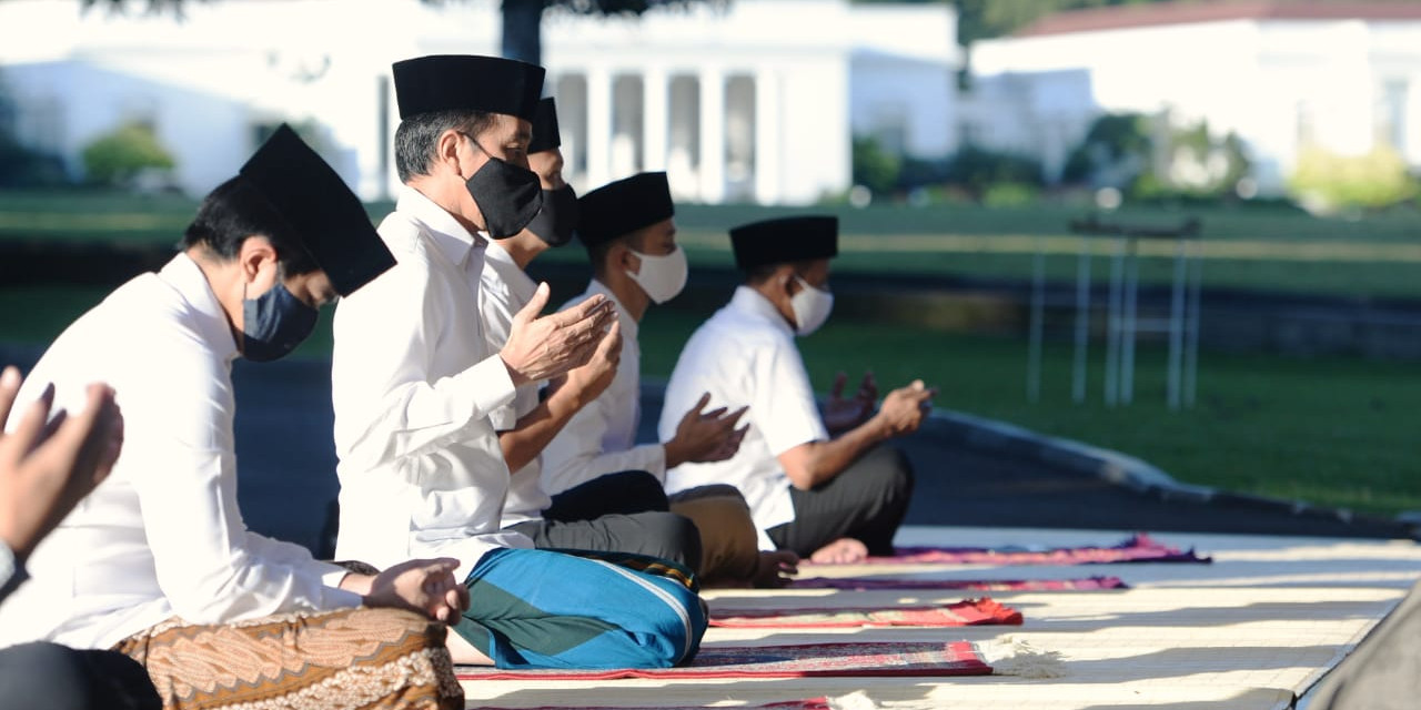 Presiden Jokowi Salat Idulfitri di Halaman Wisma Bayurini