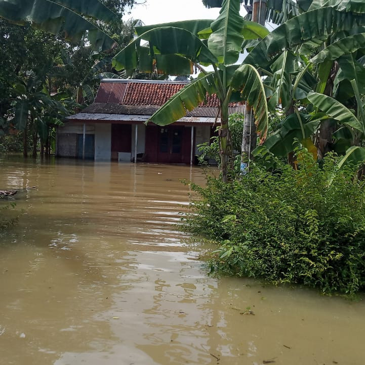 Pengungsi Banjir Cilacap Bertambah, Dua Warga Terjangkit COVID-19 Dievakuasi ke Rumah Sakit