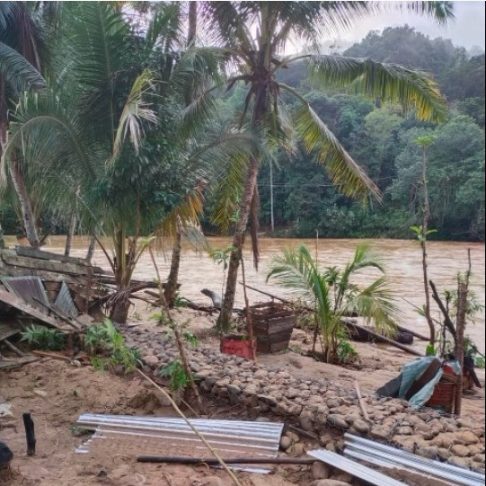 Masyarakat Kabupaten Kampar Bersihkan Material Pasca Banjir Bandang di Wilayahnya