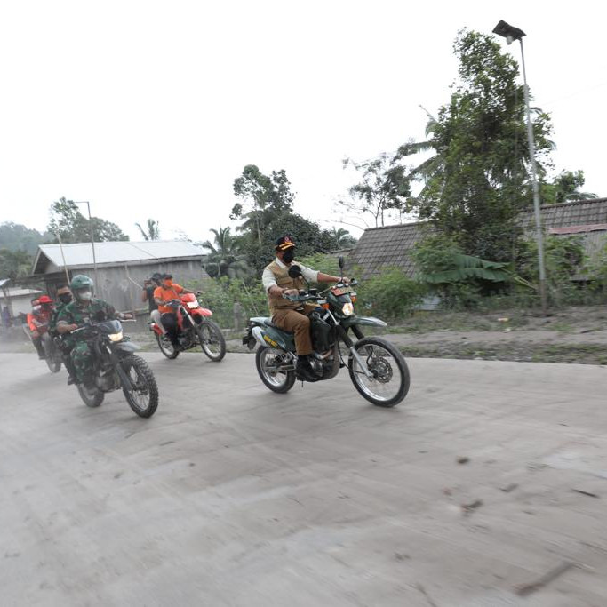 Tunggangi Motor Trail, Kepala BNPB Tinjau Langsung Infrastruktur Terdampak APG Gunung Semeru