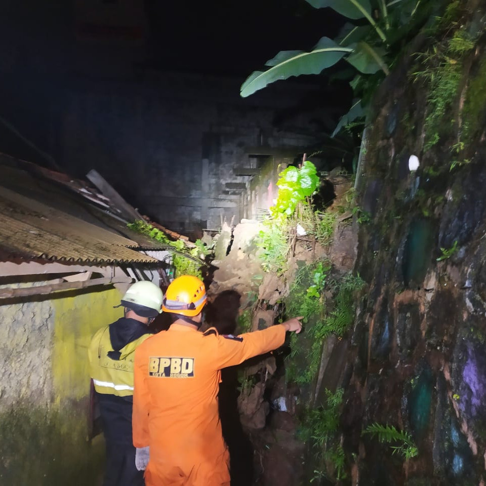 Longsor di Proyek Double Track Kereta Api Bogor Menimpa Dua Rumah Warga